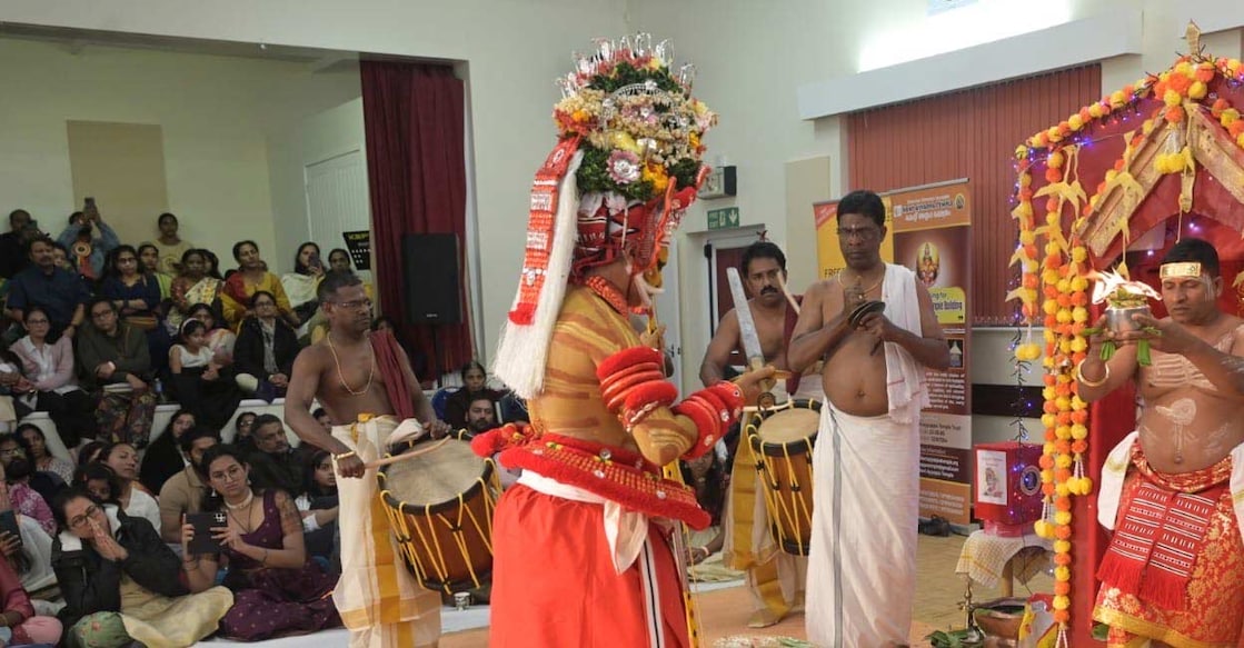 hundreds-of-people-gathered-at-various-centers-to-see-muthappan-vellatam-in-uk ലെസ്റ്ററിൽ നടന്ന മുത്തപ്പൻ വെള്ളാട്ടം. ചിത്രം: സാജു അത്താണി, ബെറ്റർഫ്രെയിംസ്