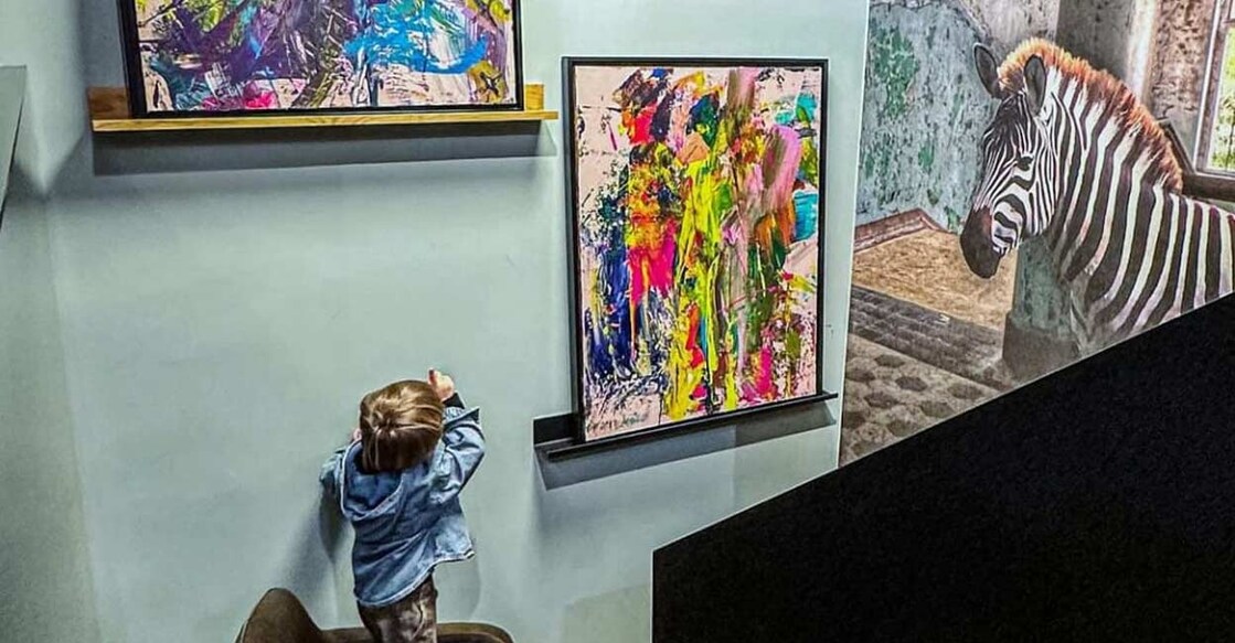 germanys-mini-picasso ലോറന്റ് ഷ്വാർസ് താൻ വരച്ച ചിത്രത്തിനൊപ്പം. Image Credit: Instagram.com/laurents.art