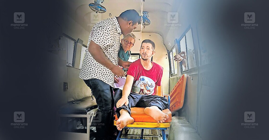 french-tourist-injured-after-falling-into-open-drain-at-fort-kochi കാനയിൽ വീണ് പരുക്കേറ്റ വിദേശ വിനോദ സഞ്ചാരി ലാൻഡനെ എറണാകുളം ജനറൽ ആശുപത്രിയിലേക്ക് കൊണ്ട് പോകുന്നതിനായി ആംബുലൻസിൽ കയറ്റുന്നു. അമ്മ ലോറൻസ യലി സമീപം.