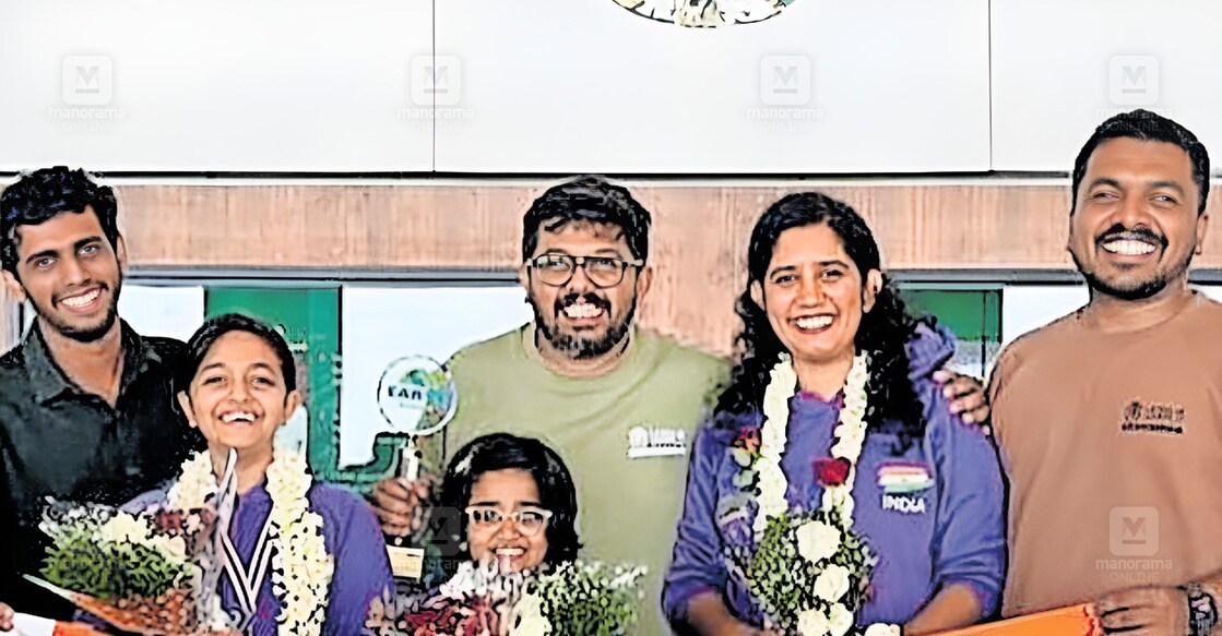 തുർക്കിയിൽ നടന്ന വേൾഡ് റോബട് ഒളിംപ്യാഡിൽ (ഡബ്ല്യുആർഒ-2024) വിജയികളായ കാത്‌ലിൻ മേരി ജീസൻ (12), ക്ലെയർ റോസ് ജീസൻ (9) എന്നിവർ മെന്റർമാർക്കൊപ്പം.