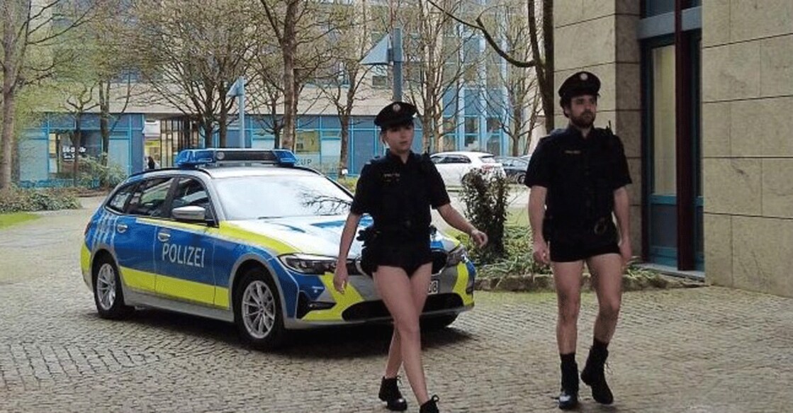 german-police-go-pantless-in-union-video-to-protest-uniform-shortage-gif ജര്മനിയില് യൂണിഫോം ക്ഷാമം പാന്റ്സിടാതെ പൊലീസുകാരുടെ പ്രതിഷേധം.