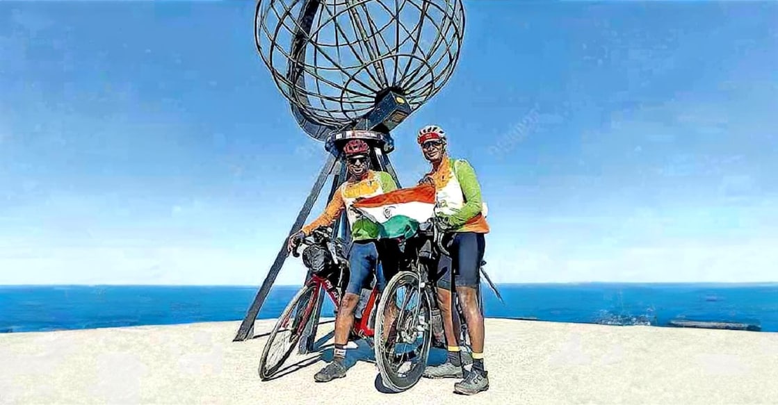 malayali-duo-makes-history-on-bicycle യൂറോപ്പിലെ ‘നോർത്ത് കേപ് 4000’ സൈക്കിൾ പര്യടനം വിജയകരമായി പൂർത്തിയാക്കിയ ഫെലിക്സ് അഗസ്റ്റിൻ, ജേക്കബ് ജോയ് എന്നിവർ ലക്ഷ്യസ്ഥാനമായ നോർവേയിലെ നോർത്ത് കേപ്പിൽ.