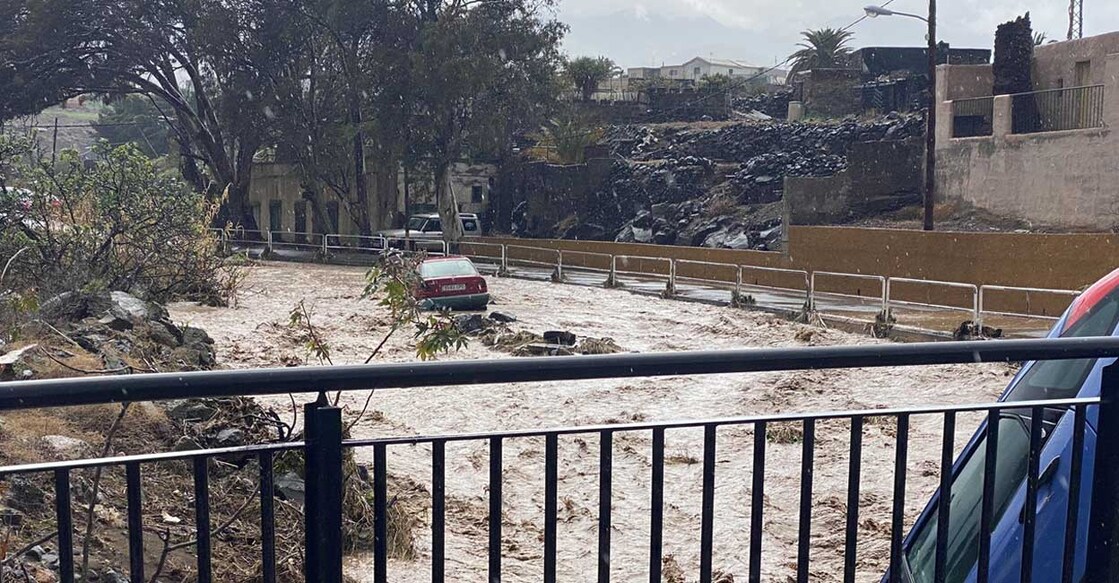 gran-canaria-flood-cars-swept-sea ചെളിയും മണ്ണും തെരുവുകളിൽ കുന്നുകൂടിയിട്ടുണ്ട്. Image Credit:X/Ayun_Telde