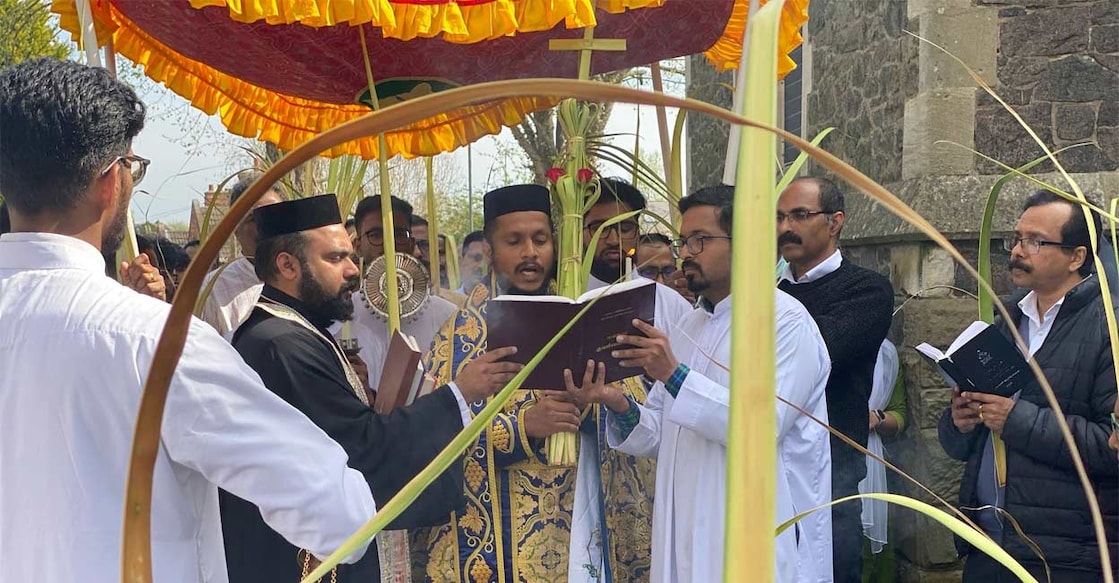 സൗത്താംപ്ടൺ മാർ ബസേലിയോസ് ഗ്രിഗോറിയോസ് ഇന്ത്യൻ ഓർത്തഡോക്സ് പള്ളിയിൽ നടന്ന ഓശാന ശുശ്രൂഷകൾക്ക് ഫാ. അലൻ വർഗീസ്, ഇടവക വികാരി എബി ഫിലിപ്പ് എന്നിവർ കർമികത്വം വഹിച്ചപ്പോൾ.