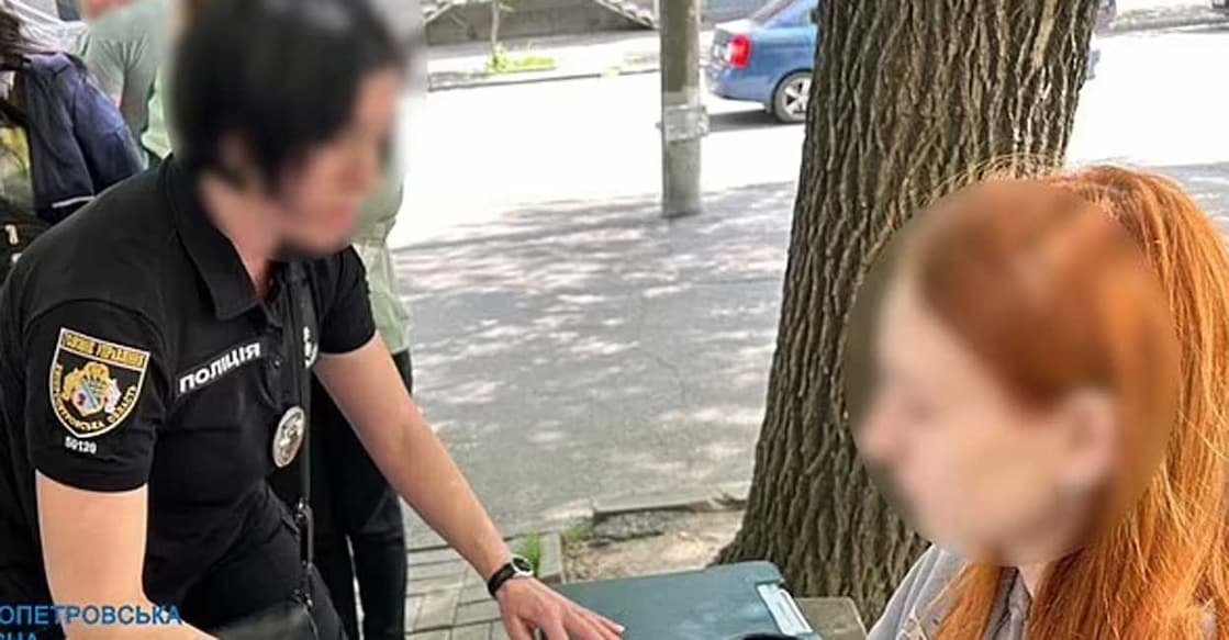 woman-arrested-selling-son-business യുവതിയുടെ അറസ്റ്റ് രേഖപ്പെടുത്തുന്നു∙ ചിത്രത്തിന് കടപ്പാട്: യുക്രെയ്ൻ ജനറൽ പ്രോസിക്യൂട്ടറുടെ ഓഫിസ്