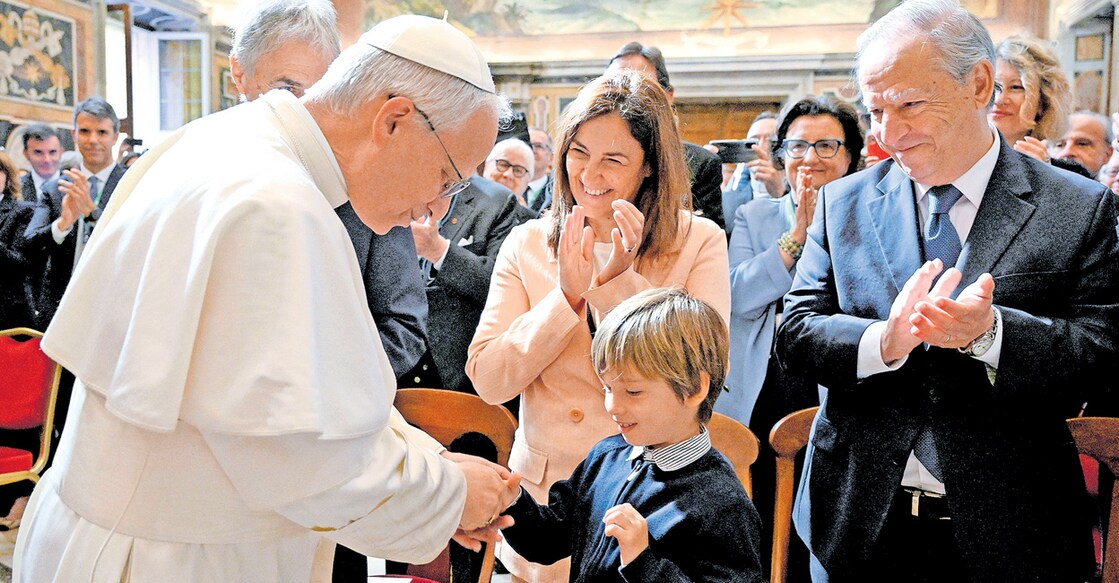POPE-LEO/ സ്നേഹനിമിഷം... ലിയോ പതിനാലാമൻ മാർപാപ്പ വത്തിക്കാനിൽ വിശ്വാസികളുമായി കുശലം പങ്കിടുന്നു.