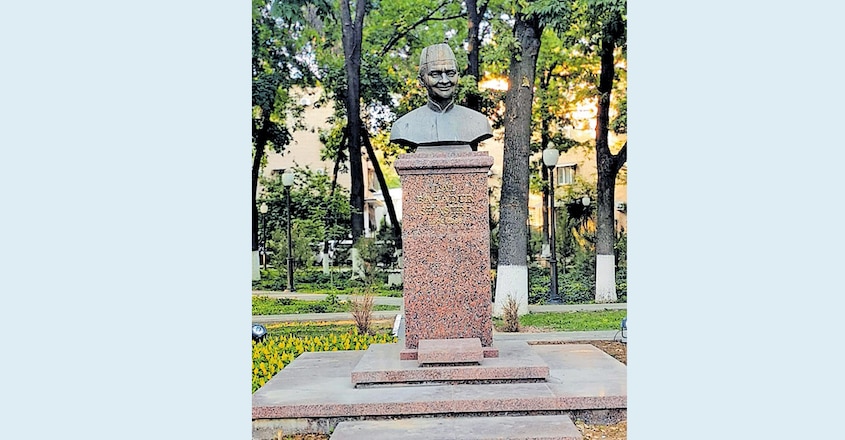 lal-bahdur-sastri-statue-tashkent lal-bahdur-sastri-statue-tashkent