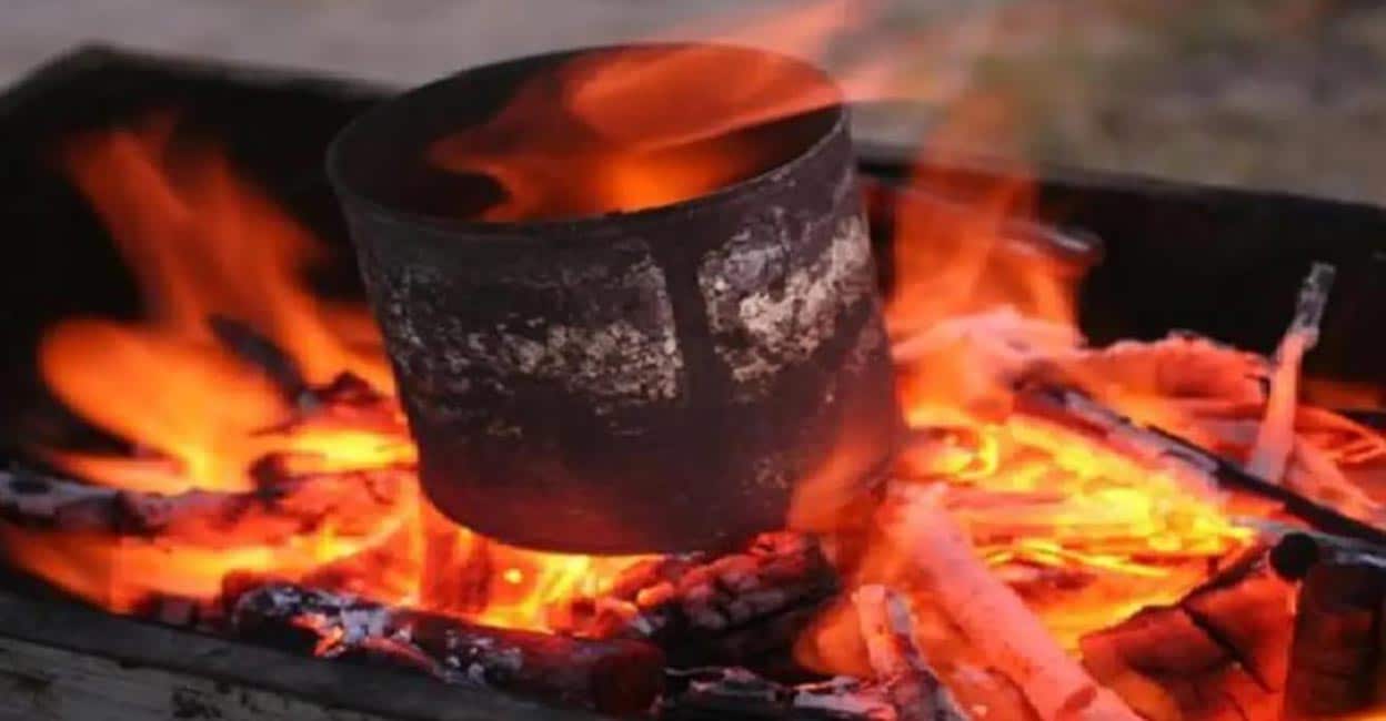 Three people died of suffocation after burning charcoal for cooling