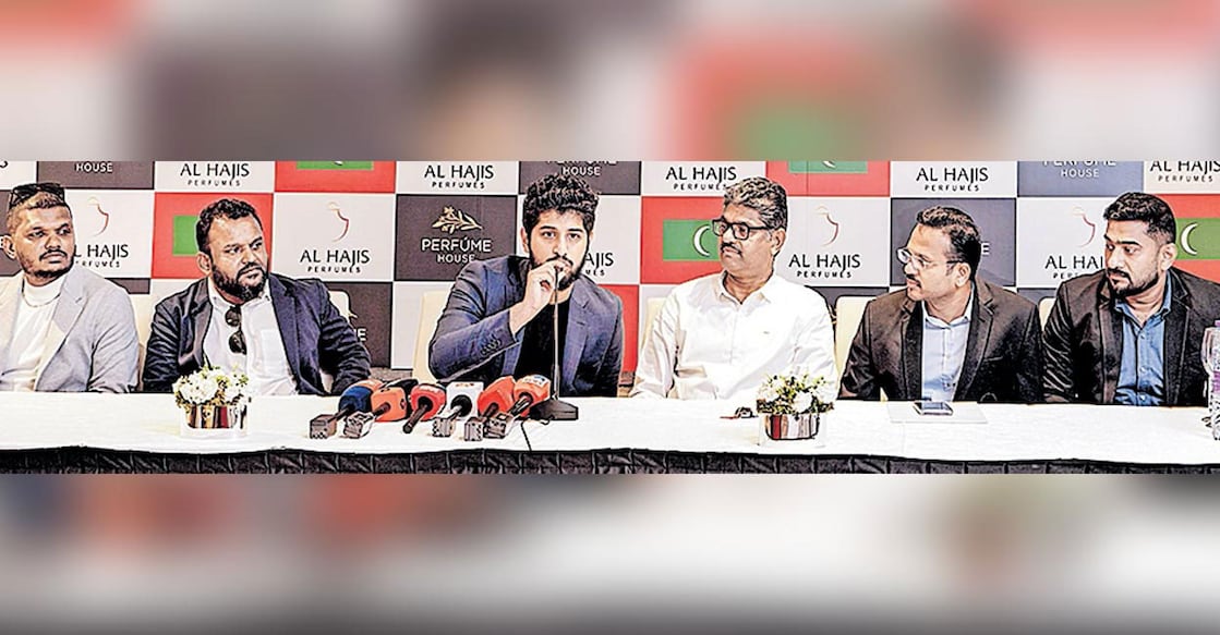 al-hajiz-outlet-in-maldives അൽഹാജിസ് പെർഫ്യൂംസിന്റെ മാലദ്വീപ് ഷോറുമുകളുടെ പ്രഖ്യാപനം എക്സിക്യൂട്ടിവ് ഡയറക്ടർ ആദിൽ മൊയ്തീൻ നിർവഹിക്കുന്നു