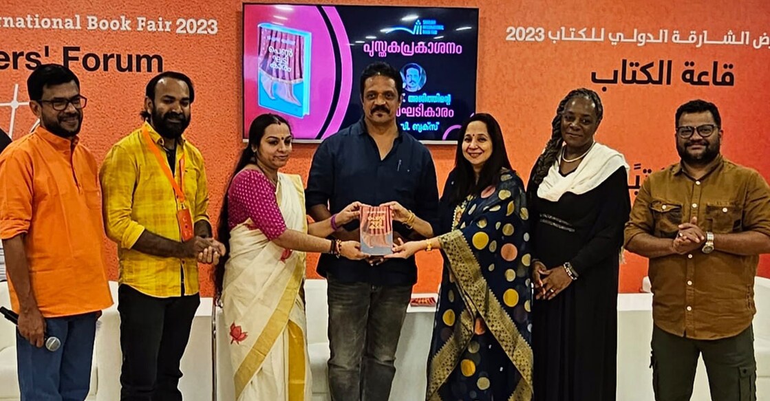 ajith-book എഴുത്തുകാരി സൗമ്യ, ഡോ. ധനലക്ഷ്മിക്ക് പുസ്തകം നൽകി പ്രകാശനം ചെയ്യുന്നു.