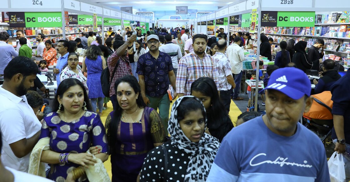 sibf-01 ഷാർജ രാജ്യാന്തര പുസ്തകമേളയിൽ വാരാന്ത്യ ദിനമായ ഇന്നലെ അനുഭവപ്പെട്ട സന്ദർശക തിരക്ക്. ചിത്രം: റിയാസ് തിരൂർ