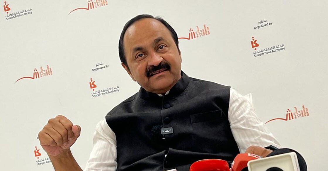  പ്രതിപക്ഷ നേതാവ് വി.ഡി.സതീശൻ ഷാർജ രാജ്യാന്തര പുസ്തകമേളയില്‍  മാധ്യമപ്രവർത്തകരോട് സംസാരിക്കുന്നു.