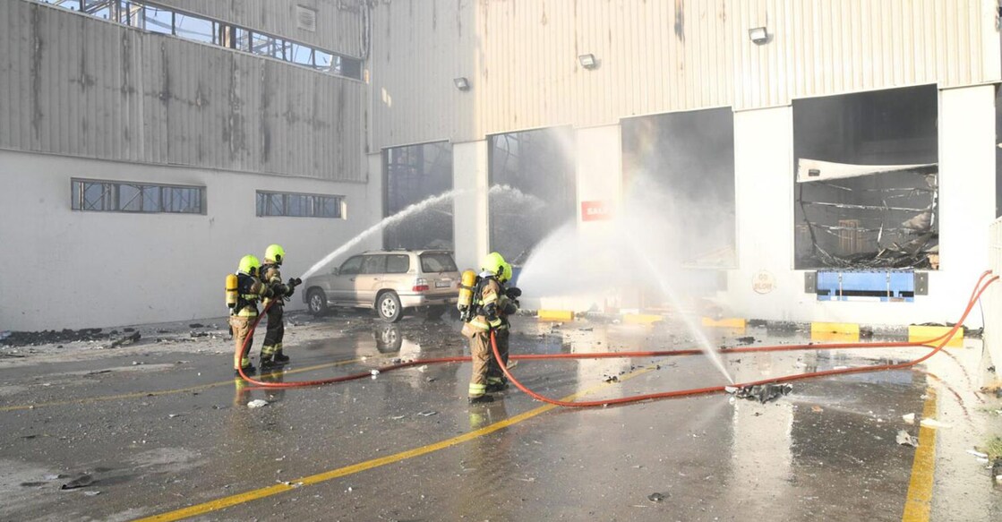 fire-broke-out-in-warehouse-in-jebelali വെയർ ഹൗസിലെ അഗ്നിബാധ നിയന്ത്രണവിധേയമാക്കുന്ന സിവിൽ ഡിഫൻസ്. Credit-Dubai Media Office