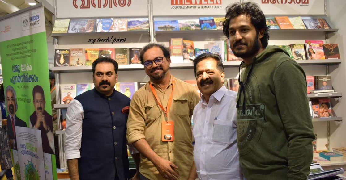 manorama-book-stall-01 ഷാർജ രാജ്യാന്തര പുസ്തകമേള 42–ാം പതിപ്പിലെ മനോരമ ബുക്സ് സ്റ്റാൾ കോൺഗ്രസ് നേതാവ് രമശേ് ചെന്നിത്തല സന്ദർശിച്ചപ്പോൾ. ചിത്രം: പ്രവീൺ പാലക്കീൽ