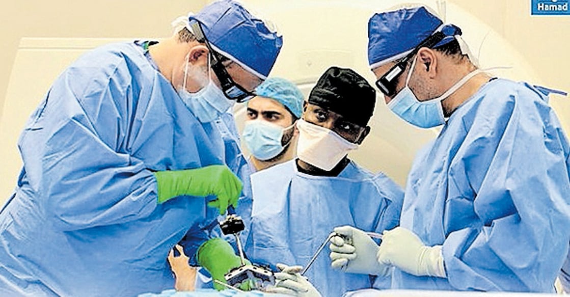 hmc-doctors-perform-first-ai-navigated-spinal-surgery-in-the-middle-east