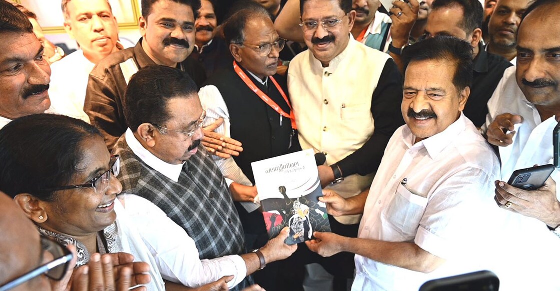 ‘പലസ്തീനിലെ നിലവിളികൾ, പശ്ചിമേഷ്യൻ വെല്ലുവിളികൾ’  രമേഷ് ചെന്നിത്തല എംഎൽഎ  പ്രകാശനം ചെയ്യുന്നു.