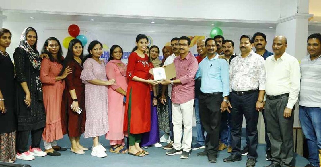 നാട്ടിലേക്കു മടങ്ങുന്ന ലിബിയ ജെയ്‌സണിന് സഹപ്രവര്‍ത്തകര്‍ യാത്രയയപ്പ് നല്‍കി