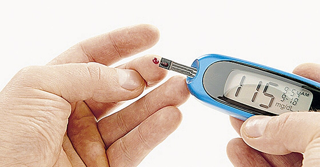 Diabetic patient doing glucose level blood test ടൈപ്പ്-2 പ്രമേഹബാധിതർ ഏറ്റവും കൂടുതലുള്ള രാജ്യങ്ങളിലൊന്നാണ് ഖത്തർ.
