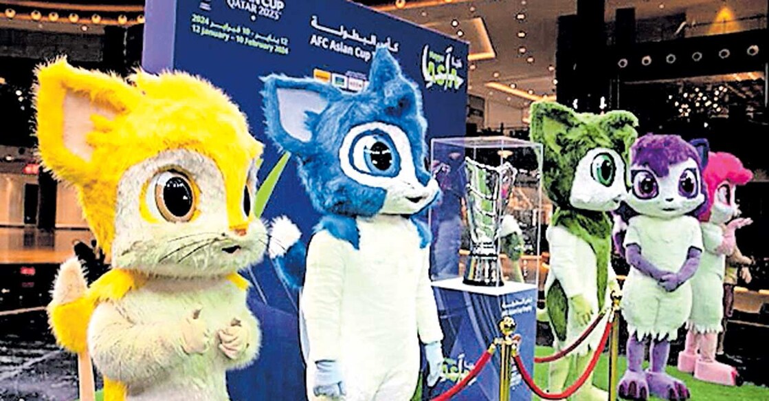 afc-asian-cup ഏഷ്യൻ കപ്പ് ട്രോഫിക്കൊപ്പം ഭാഗ്യചിഹ്നങ്ങളായ സബൂഗിയും കുടുംബവും