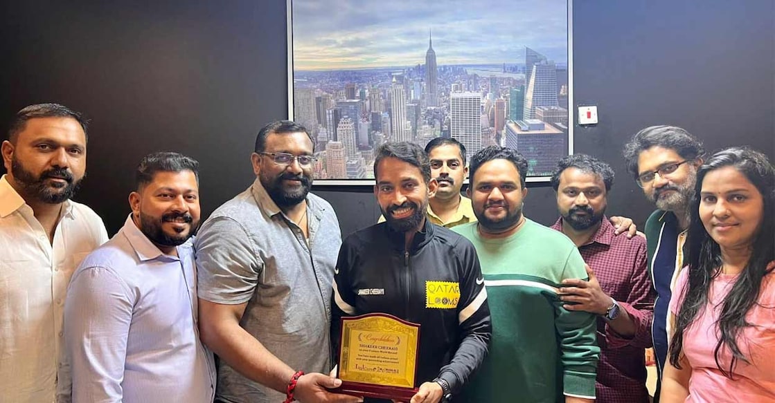 lalcares-qatar-pays-homage-to-shakir-cheerai ഷക്കീറിന് ലാല് കെയേഴ്സ് ആന്ഡ് മോഹന്ലാല് ഫാന്സ് ഓണ്ലൈന് യൂണിറ്റ് ഖത്തര് സെക്രട്ടറി നവീന് ഷക്കീറിന് പൊന്നാടയും മെമെന്റോയും നല്കി ആദരിക്കുന്നു.