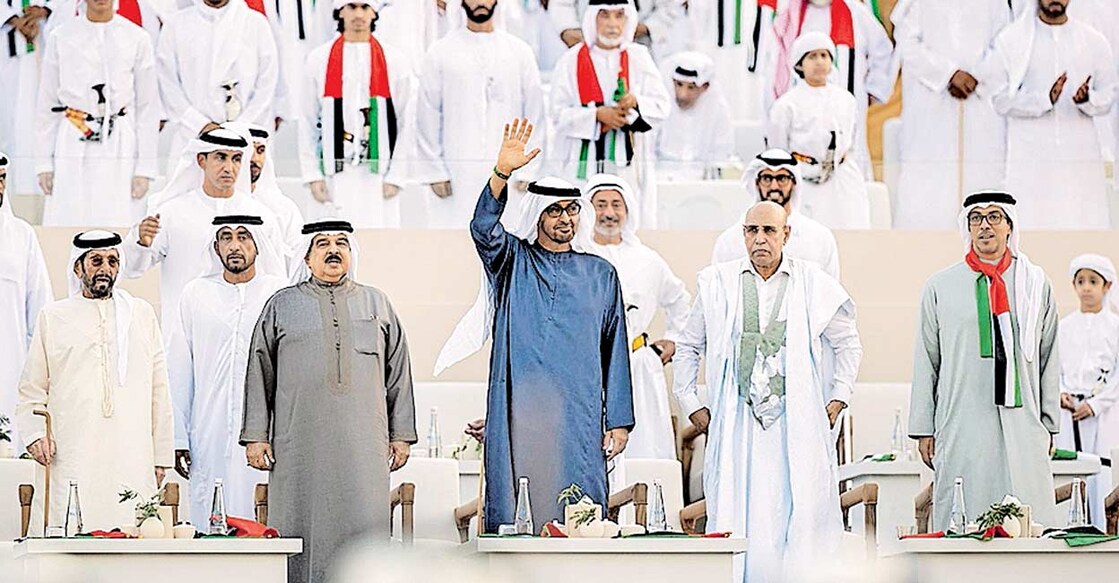 uae-national-day മാർച്ച് ഓഫ് ദ് യൂണിയനിൽ പങ്കെടുത്തവരെ പ്രസിഡന്റ് ഷെയ്ഖ് മുഹമ്മദ് ബിൻ സായിദ് അൽ നഹ്യാൻ അഭിവാദ്യം ചെയ്യുന്നു.