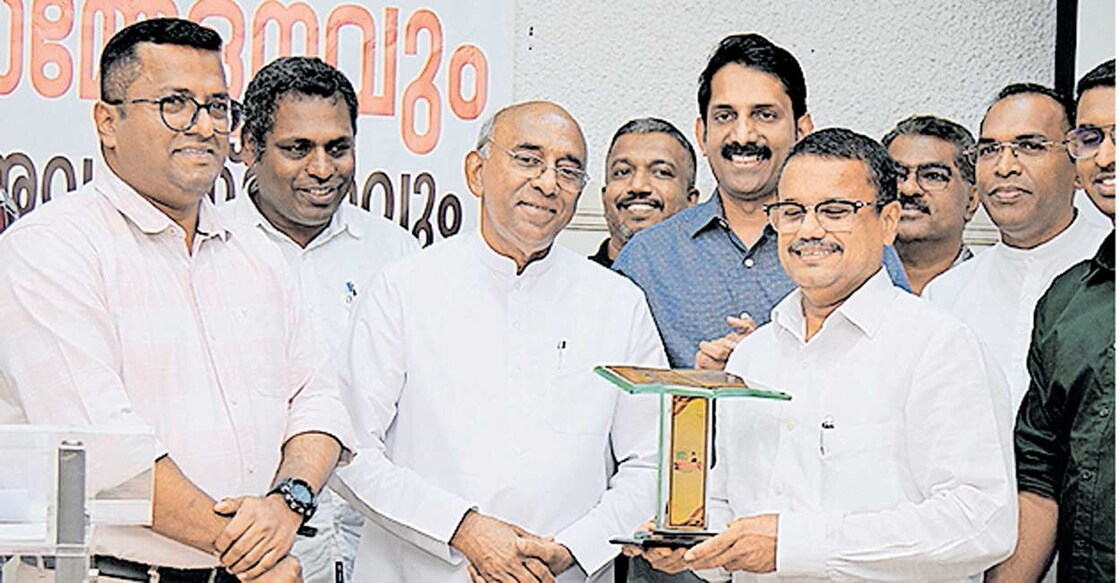 ഐപിസി ഗ്ലോബൽ മീഡിയ ഏർപ്പെടുത്തിയ തോന്നയ്ക്കൽ സാഹിത്യ പുരസ്കാരം ഡോ. എബി പി. മാത്യുവിനു വേണ്ടി സഹോദരൻ ലാൽ മാത്യു ഏറ്റുവാങ്ങിയപ്പോൾ