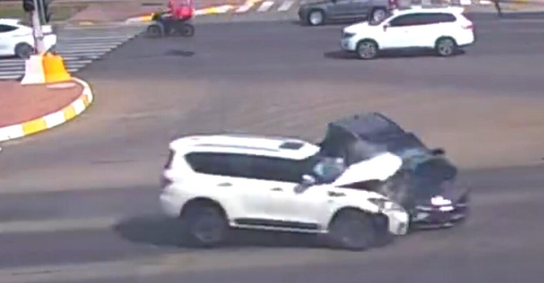 multi-vehicle-accidents-in-uae മൂന്ന് സെക്കൻഡിനുള്ളിൽ ഒന്നിലേറെ ട്രാഫിക് നിയമങ്ങൾ ലംഘിച്ച വാഹനം അബുദാബിയിലെ തിരക്കേറിയ റോഡിൽ അപകടമുണ്ടാക്കി. Credit: AbuDhabi Police video screen shot