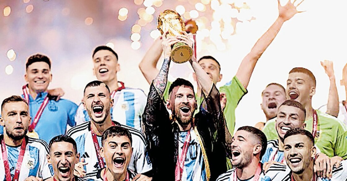 qatar-world-cup ലയണൽ മെസ്സിയും അർജന്റീന താരങ്ങളും ലോകകപ്പ് ട്രോഫിയുമായി. (ഫയൽ ചിത്രം).