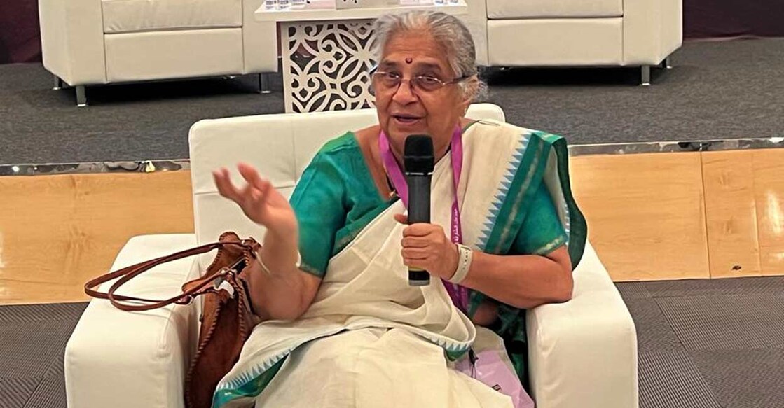 എഴുത്തുകാരി സുധാ മൂർത്തി ഷാർജയിൽ നടന്ന മുഖാമുഖം പരിപാടിയിൽ ഇന്ത്യൻ മാധ്യമപ്രവർത്തകരുമായി സംവദിക്കുന്നു.