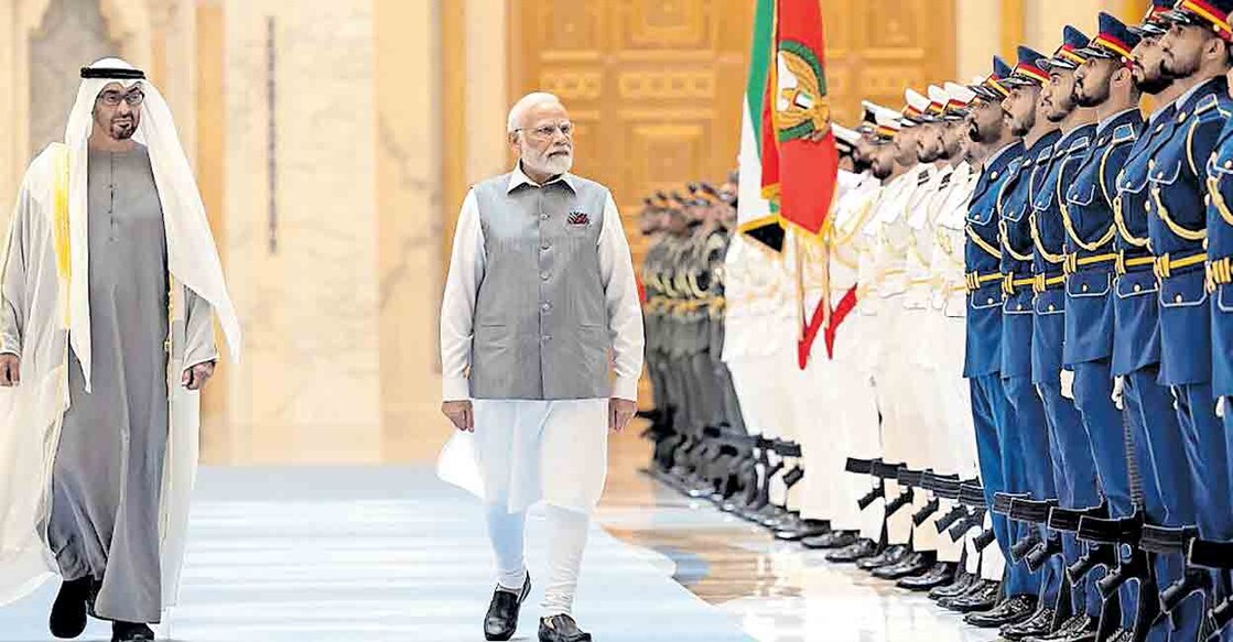 modi-uae പ്രധാനമന്ത്രി നരേന്ദ്ര മോദിയും യുഎഇ പ്രസിഡന്റ് ഷെയ്ഖ് മുഹമ്മദ് ബിൻ സായിദ് അൽ നഹ്യാനും ചേർന്ന് ഗാർഡ് ഓഫ് ഓണർ പരിശോധിക്കുന്നു.