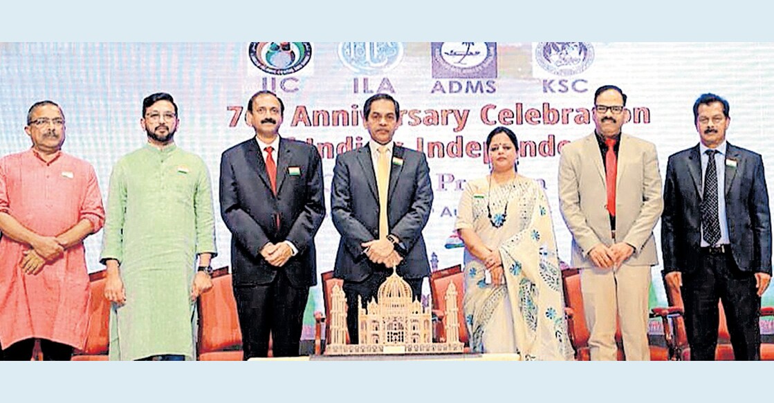 abudhabi-iscc അബുദാബി ഇന്ത്യാ സോഷ്യൽ ആൻഡ് കൾചറൽ സെന്ററിൽ നടന്ന സംയുക്ത സ്വാതന്ത്ര്യദിനാഘോഷ പരിപാടിയിൽ ഇന്ത്യൻ സ്ഥാനപതി സഞ്ജയ് സുധീർ മുഖ്യാതിഥിയായി പങ്കെടുത്തപ്പോൾ