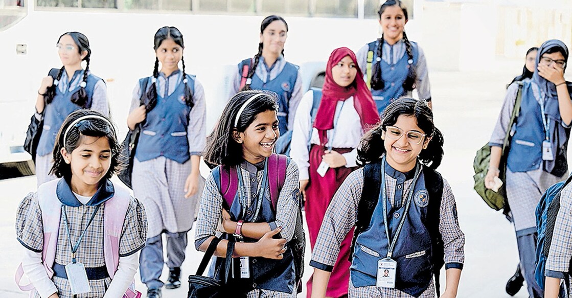 പുതിയ അധ്യയന വർഷത്തിന്റെ ആദ്യ ദിനത്തിൽ വിശേഷങ്ങൾ പങ്കുവച്ച് കളിചിരിയുമായി സ്‌കൂളിലേക്ക് വരുന്ന വിദ്യാർഥികൾ. എംഇഎസ് ഇന്ത്യൻ സ്‌കൂളിലെ കാഴ്ച.  