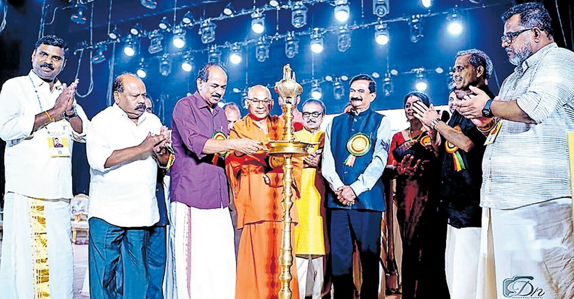 എസ്എൻഡിപി യോഗം സേവനം ഷാർജ യൂണിയൻ ഓണം പൊന്നോണം മന്ത്രി ജി.ആർ. അനിലും ശിവഗിരി മഠം ഋതംബരാനന്ദ സ്വാമികളും ചേർന്ന് നിലവിളക്ക് കൊളുത്തി ഉദ്ഘാടനം ചെയ്യുന്നു.