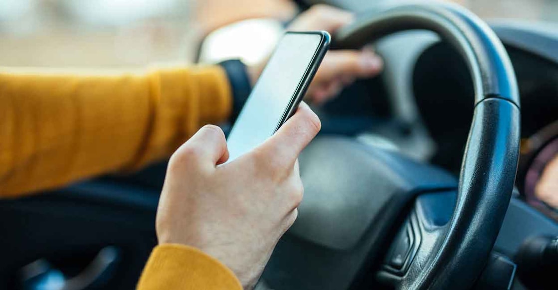mobile-phones-social-media-usage-while-driving-penalty-fine-kuwait Image Credits: bernardbodo/Istockphoto.com