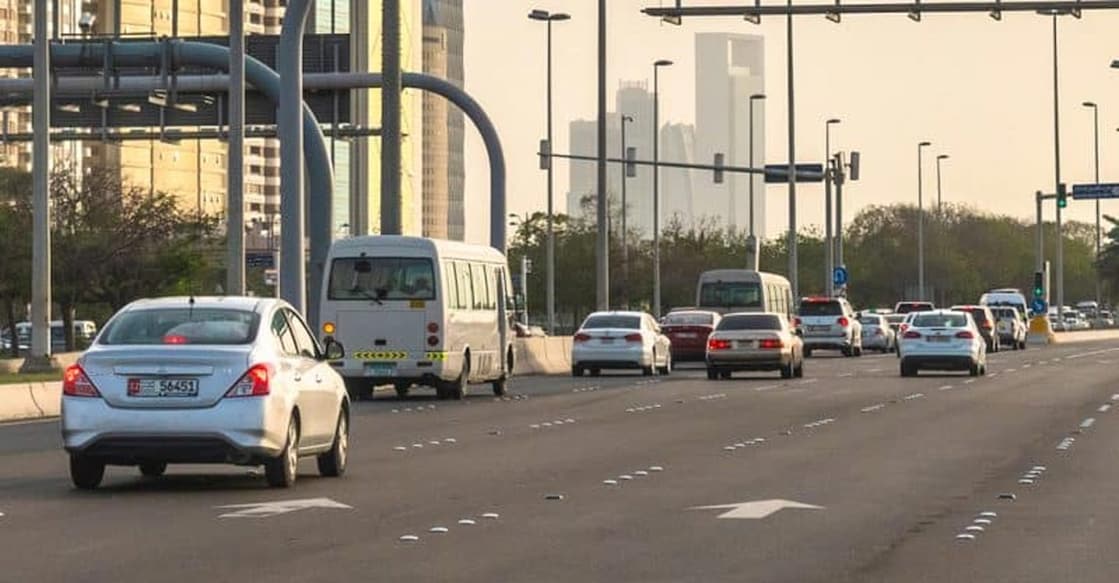 sharjah-road ട്രാഫിക് വോളിയവും ട്രെൻഡുകളും അടിസ്ഥാനമാക്കി ലൈറ്റുകൾ പച്ചയോ ചുവപ്പോ ആയി തുടരും. ചിത്രം: മനോരമ
