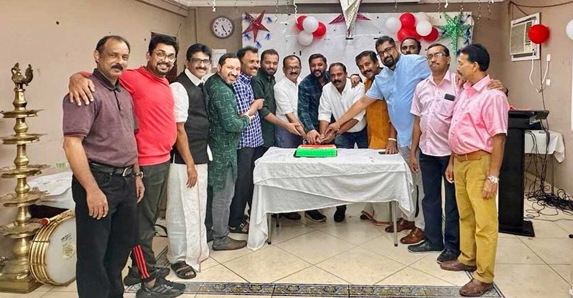 ഇന്‍കാസ് പത്തനംതിട്ട ജില്ലാ കമ്മിറ്റിയുടെ പുതുവത്സരാഘോഷത്തിന്റെ ഭാഗമായി കേക്ക് മുറിക്കുന്നു