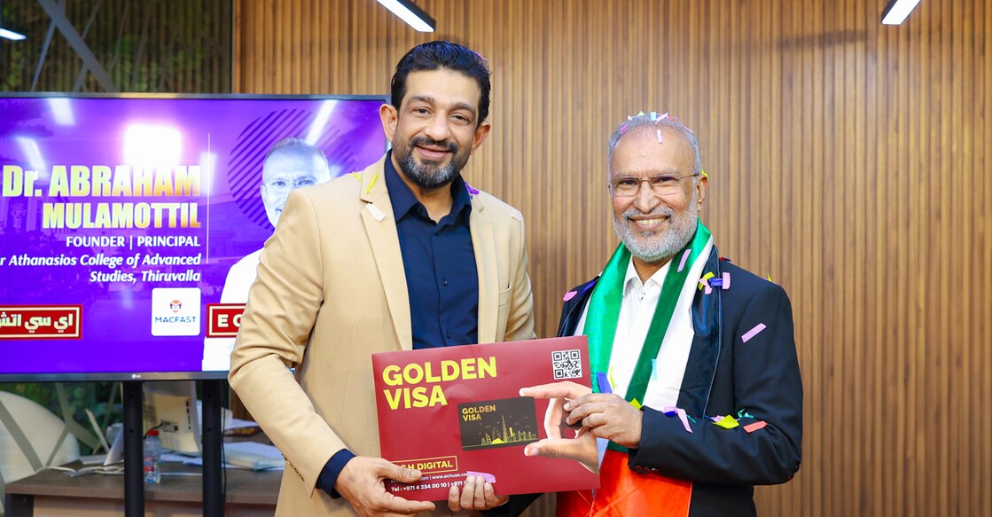 ഡോ. ഏബ്രഹാം മുളമൂട്ടിൽ ഇഖ്ബാൽ മാർക്കോണിയിൽ നിന്ന് യുഎഇ ഗോൾഡൻ വീസ ഏറ്റുവാങ്ങുന്നു. ചിത്രം: സ്പെഷൽ അറേഞ്ച്മെന്റ്.