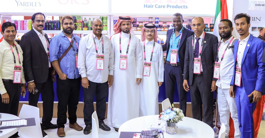 28th-beauty-world-middle-east-concluded-in-dubai ബ്യൂട്ടി വേൾഡ് മിഡിൽ ഈസ്റ്റിൽ മേഖലയിലെ ബിസിനസ് പ്രമുഖരുമായി റിഫാസ് ഫ്രാഗ്രൻസ് പ്രൈവറ്റ് ലിമിറ്റഡ് എംഡി അബ്ദുൽസമദ് ചർച്ച നടത്തിയപ്പോൾ. ചിത്രം: സ്പെഷൽ അറേഞ്ച്മെന്റ്