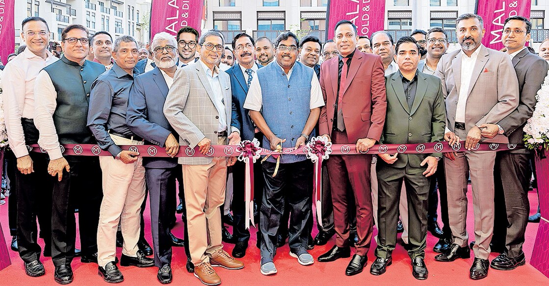 malabar-gold-and-diamonds-opens-showroom-after-renowation-gold-souk ദുബായ് ഗോൾഡ് സൂക്കിൽ മലബാർ ഗോൾഡ് ആൻഡ് ഡയമണ്ട്സിന്റെ നവീകരിച്ച ഷോറൂം ചെയർമാൻ എം.പി.അഹമ്മദ് ഉദ്ഘാടനം ചെയ്യുന്നു. വൈസ് ചെയർമാൻ കെ.പി.അബ്ദുൽ സലാം, എംഡി ഷംലാൽ അഹമ്മദ് തുടങ്ങിയവർ സമീപം.