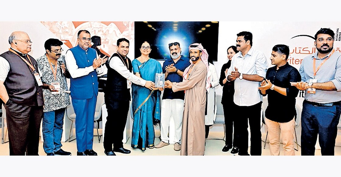 journalist-kamal-varadur-paris-travelogue-bonjur-paris-was-launched-sharjah-international-book-fair കമാൽ വരദൂർ എഴുതിയ ‘ബോൻജുർ പാരിസ്’ എന്ന യാത്രാവിവരണം ഷംസുദീൻ ബിൻ മുഹിയുദിൻ കോഴിക്കോട് കോർപറേഷൻ മേയർ ഡോ.ബീന ഫിലിപ്പ്, ഷാർജ ഇന്ത്യൻ അസോസിയേഷൻ പ്രസിഡന്റ് നിസാർ തളങ്കര എന്നിവർക്കു നൽകി പ്രകാശനം ചെയ്യുന്നു.