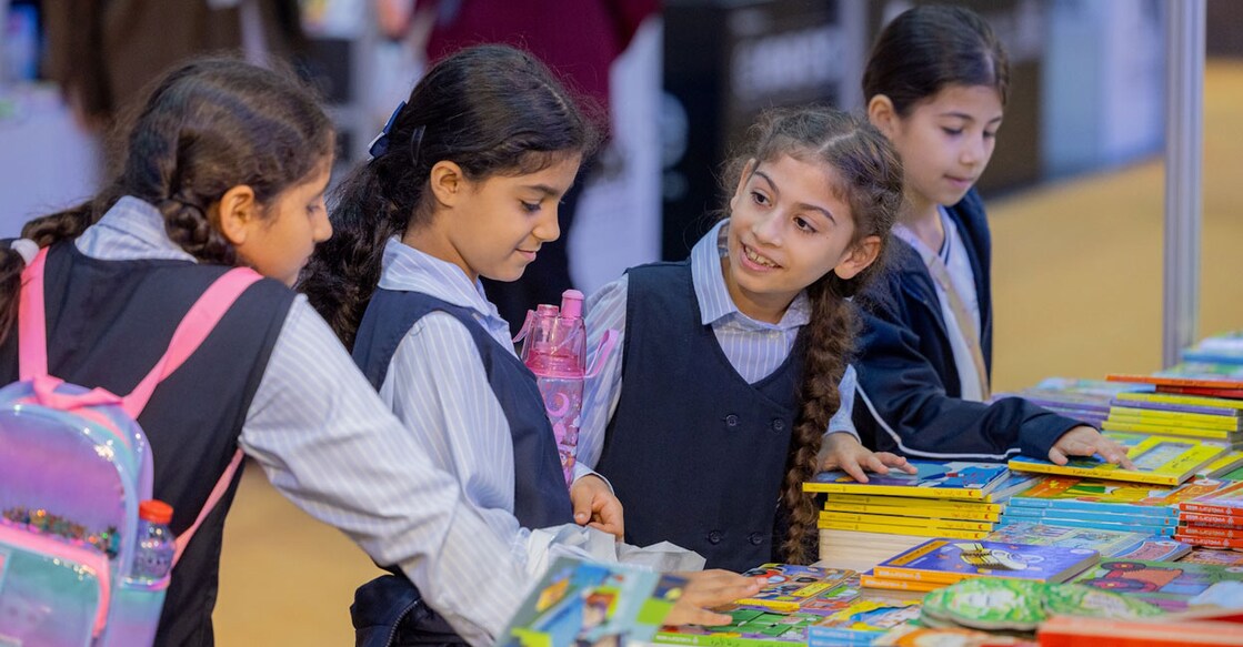 43rd-sharjah-international-book-fair-concludes-after-welcoming-1-82-million-visitors ഷാർജ രാജ്യാന്തരമേളയിലെ പുസ്തകമേളയിലെ കാഴ്ച. ചിത്രത്തിന് കടപ്പാട്: എസ് ബിഎ