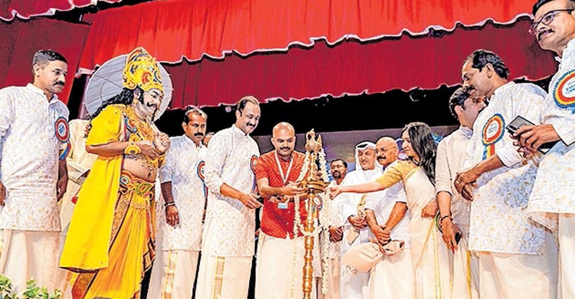 അബുദാബി മലയാളി സമാജം ഓണാഘോഷം ഇന്ത്യൻ എംബസി കമ്യൂണിറ്റി വിഭാഗം ഫസ്റ്റ് സെക്രട്ടറി ജോർജി ജോർജ്  ഉദ്ഘാടനം ചെയ്യുന്നു.