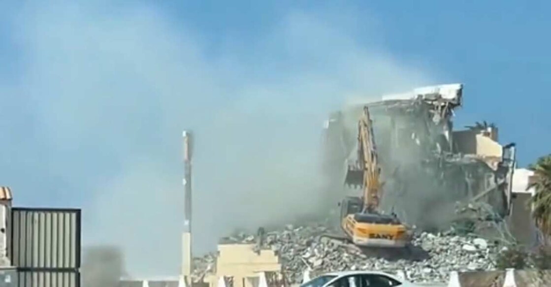 jeddah-municipality-has-demolished-an-illegal-palace-like-house ജിദ്ദയിലെ അബ്ഹുറില് പ്രിന്സ് അബ്ദുല് മജീദ് റോഡിന്റെ അവസാന ഭാഗത്ത് നിയമവിരുദ്ധമായി നിര്മിച്ച കൊട്ടാരസദൃശമായ ഭവനം ജിദ്ദ നഗരസഭ പൊളിക്കുന്നു.