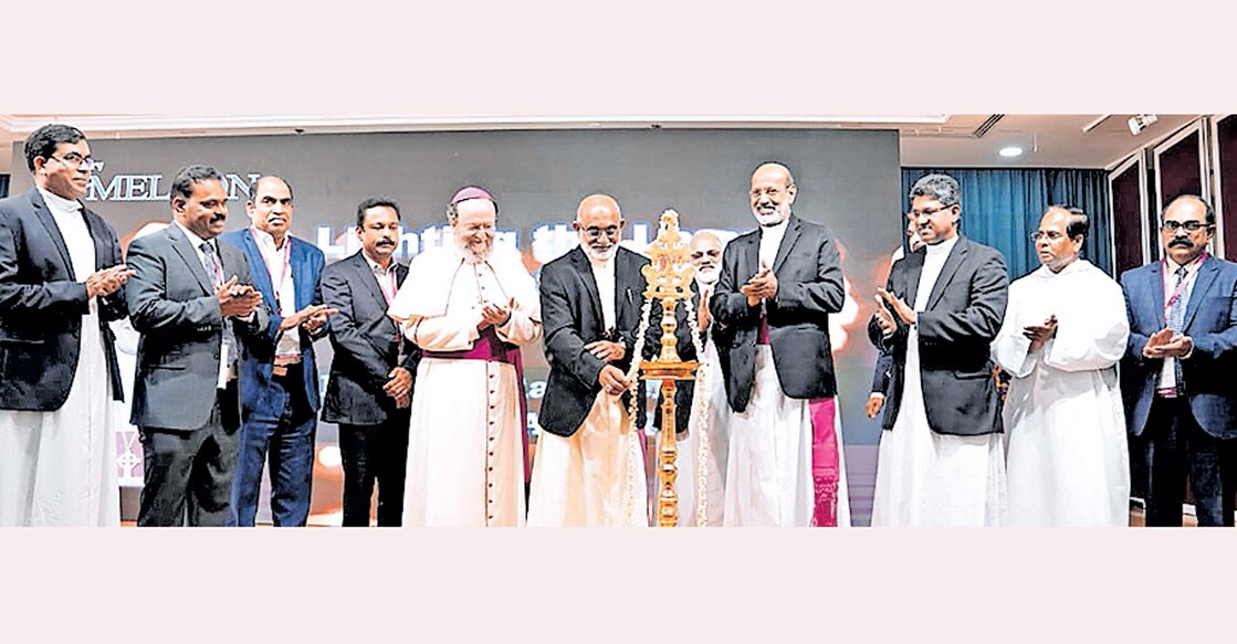 mar-raphael-thattil-inaugurated-catholic-congress-gulf-region-leaders-meeting-dubai കത്തോലിക്ക കോൺഗ്രസ് മിഡിൽ ഈസ്റ്റ് നേതൃസമ്മേളനം മേജർ ആർച്ച് ബിഷപ് മാർ റാഫേൽ തട്ടിൽ ദുബായിൽ ഉദ്ഘാടനം ചെയ്യുന്നു. ഫാ ജിയോ കടവി, ബെന്നി മാത്യൂ, ഡേവിസ് ഇടക്കളത്തൂർ, രാജീവ് കൊച്ചുപറമ്പിൽ , മാർ പൗലോ മാർട്ടനേലി, മാർ റെമീജിയോസ് ഇഞ്ചനാനിയിൽ , ഫാ. ഫിലിപ്പ് കവിയിൽ, ഡോ. ജോസ്കുട്ടി ഒഴുകയിൽ എന്നിവർ സമീപം.