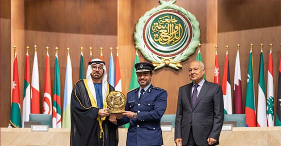 mois-metrash2-wins-best-smart-government-app-award-at-arab-league കൊയിറോയിലെ അറബി ലീഗ് ആസ്ഥാനത്ത് നടന്ന ചടങ്ങിൽ മെട്രോഷ് ടുവിന് ലഭിച്ച അറബ് ഗവൺമെന്റ് എക്സലൻസ് അവാർഡ് ഖത്തർ ആഭ്യന്തര മന്ത്രാലയം കമ്മ്യൂണിക്കേഷൻസ് ആൻഡ് ഇൻഫർമേഷൻ സിസ്റ്റം ഡയറക്ടർ ജനറൽ ബ്രിഗേഡിയർ ജനറൽ ജാസിം അൽ ബുഹാഷിം ഏറ്റുവാങ്ങുന്നു. ചിത്രം: ഖത്തർ ന്യൂസ് ഏജൻസി.