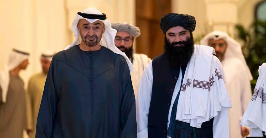 uae-strongly-condemned-the-attack-that-killed-khalil-ur-rahman-haqqani യുഎഇ പ്രസിഡൻ്റ് ഷെയ്ഖ് മുഹമ്മദ് ബിൻ സായിദ് അൽ നഹ്യാൻ(ഇടത്) താലിബാൻ ആഭ്യന്തര മന്ത്രി സിറാജുദ്ദീൻ ഹഖാനിയെ അബുദാബിയിലെ അദ്ദേഹത്തിൻ്റെ സ്ഥലത്ത് 2024 ജൂൺ 4 ന് സ്വീകരിക്കുന്നു. Image Credit: Haqqani office (File Image)