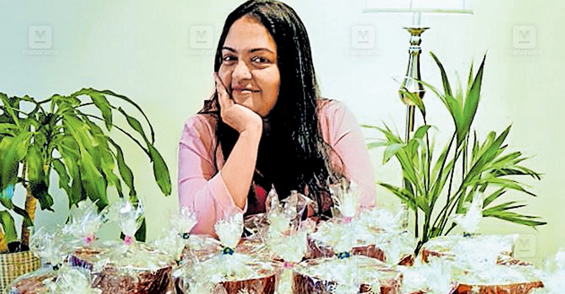 പാമില കേക്കുകളുമായി.