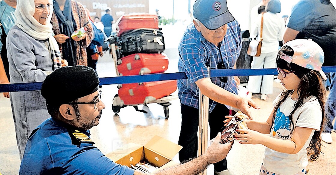 ശൈത്യകാല – പുതുവർഷ ആഘോഷത്തിനായി രാജ്യത്തെത്തിയ യാത്രക്കാരെ സ്വീകരിക്കുന്ന ദുബായ് എയർപോർട്ട് ഉദ്യോഗസ്ഥർ.