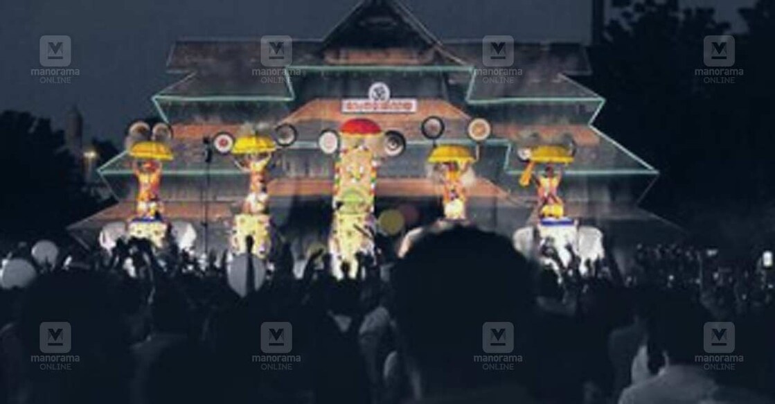 പൂരം പൂത്തപ്പോൾ! മ്മടെ പൂരത്തിന്റെ ഭാഗമായി ദുബായ് ഇത്തിസലാത്ത് അക്കാദമി മൈതാനത്ത് പുനഃസൃഷ്ടിച്ച വടക്കുന്നാഥ ക്ഷേത്രത്തിനു മുൻപിൽ വൈകിട്ട് കുടമാറ്റം അരങ്ങേറിയപ്പോൾ. ചിത്രം: പ്രമദ് ബി.കുട്ടി