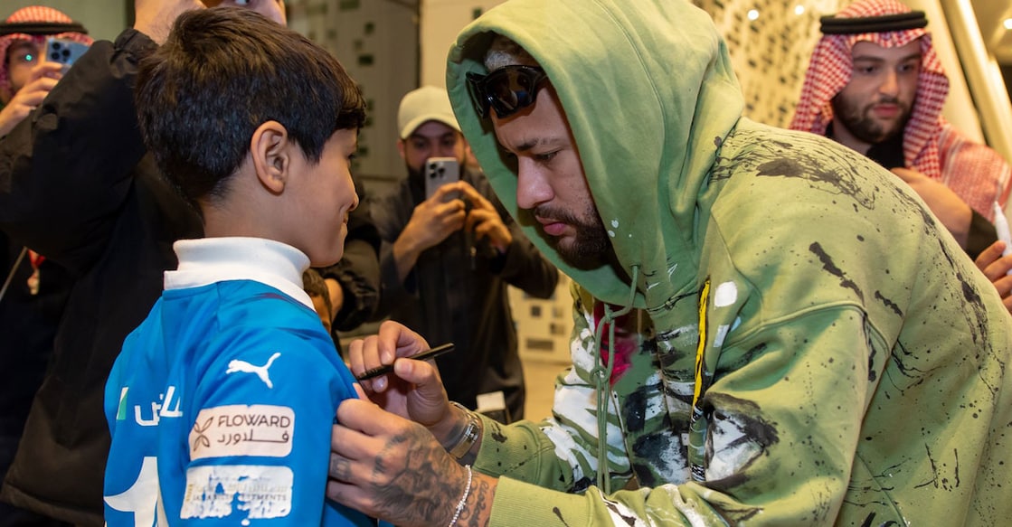 neymar-arrives-in-riyadh-to-support-al-hilal-in-afc-champions-league നെയ്മാർ തൻ്റെ യുവ ആരാധകർക്ക് ഓട്ടോഗ്രാഫ് നൽകുന്നു. ചിത്രം: സബ്ക്ക്